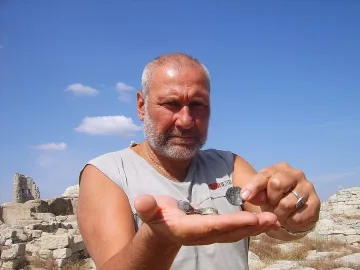 Олтар и бронзово съкровище откриха  на Перперикон