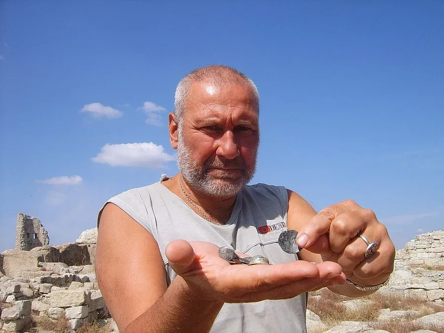 Олтар и бронзово съкровище откриха на Перперикон