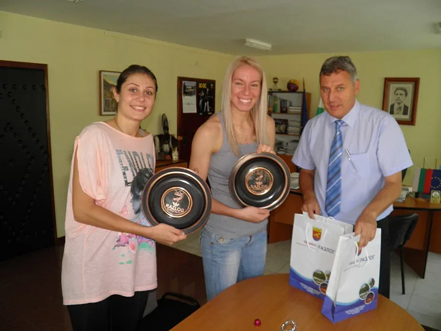 Кметът на Разлог награди с плакети волейболни националки