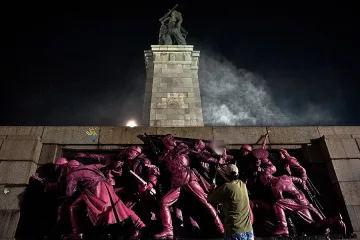 Изчистиха паметника на Съветската армия