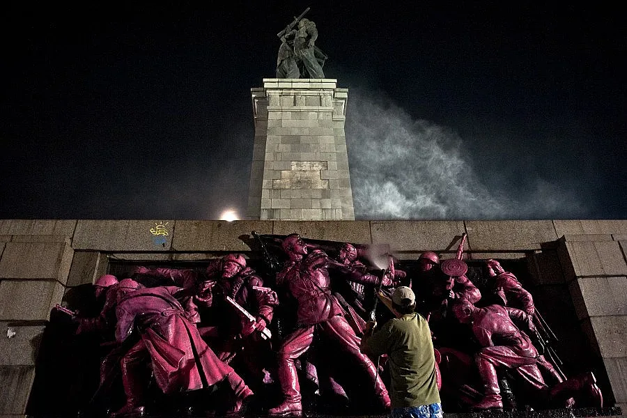 Изчистиха паметника на Съветската армия