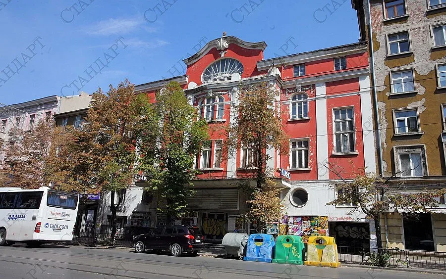 Продават първото кино