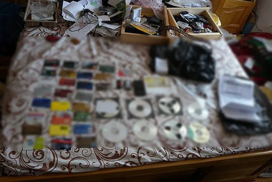 Задържаха четирима за източване на сметки в чужбина