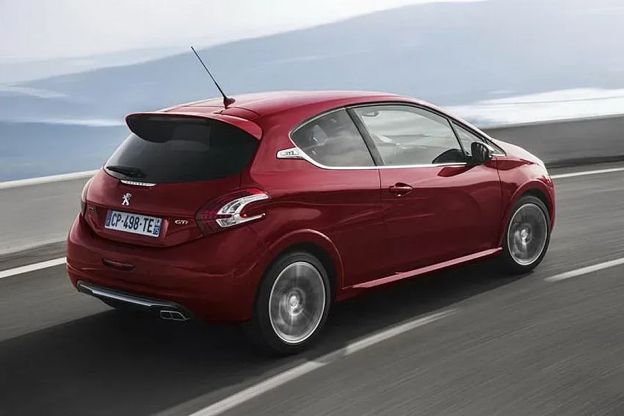 Горещият хечбек Peugeot 208 GTi