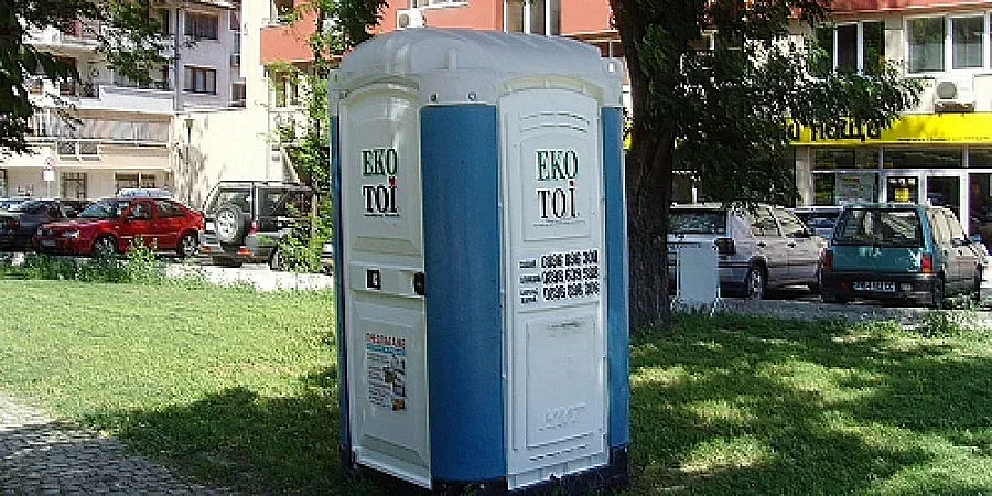 Търсят под дърво и камък тоалетната на "Тракия"