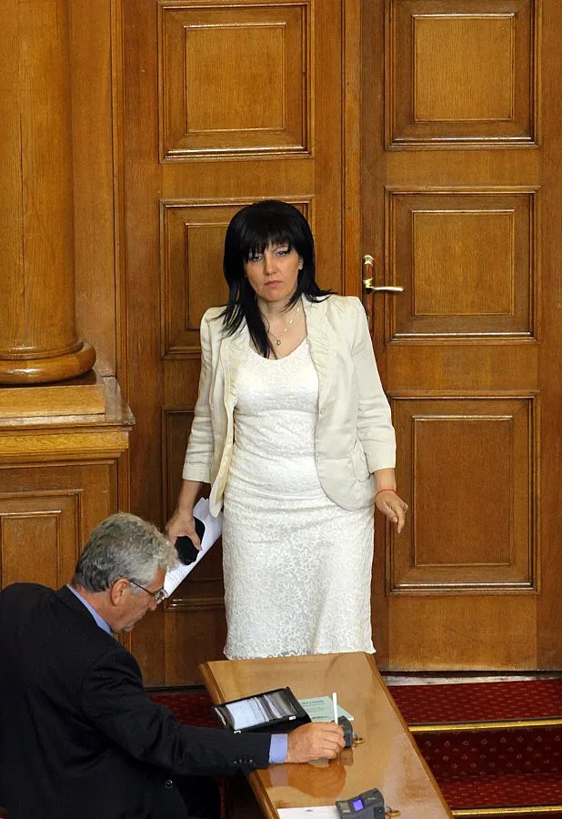 Караянчева с отворено писмо до земеделския министър