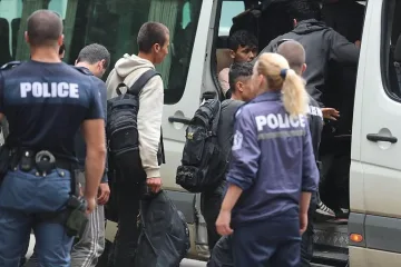 Голям удар на полицията! Изловиха 29 нелегални мигранти в камион