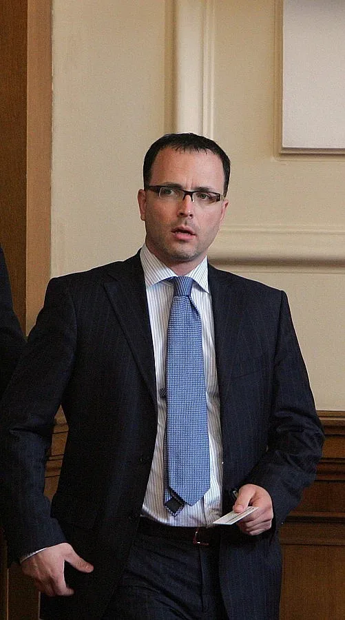 Огън по шефа на финансовия надзор