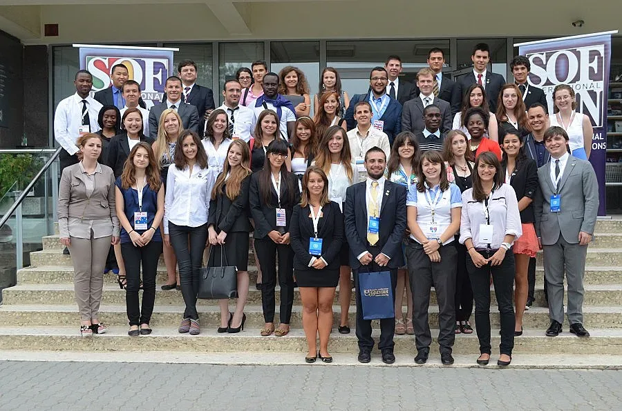 Ученици от цял свят решават дипломатически конфликти