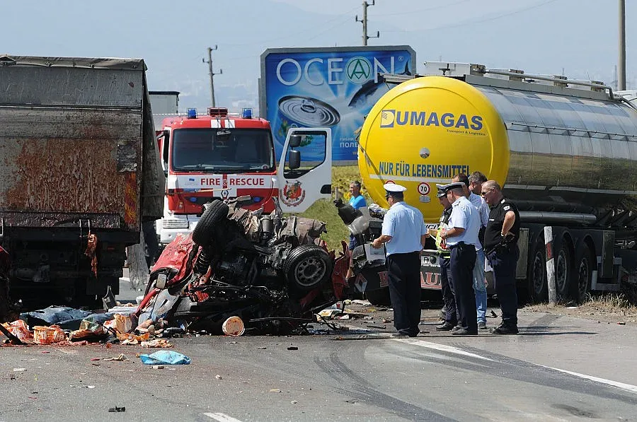 Един от пострадалите край гара Яна е напуснал болницата