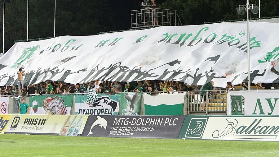 Автобуси и коли возят агитката на Лудогорец  в София