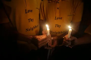 Влак се вряза в група религиозни поклонници в Индия 