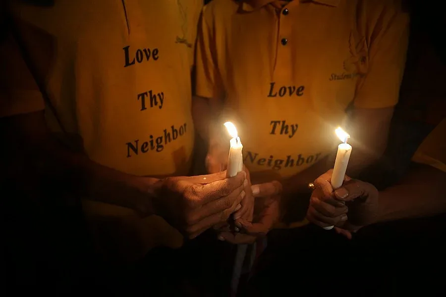 Влак се вряза в група религиозни поклонници в Индия