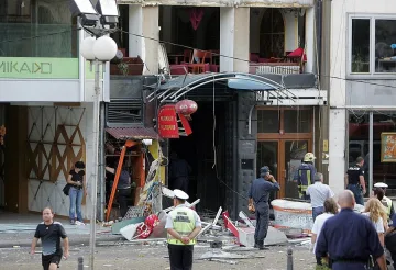 Оглеждат сградата след взрива в столичен ресторант