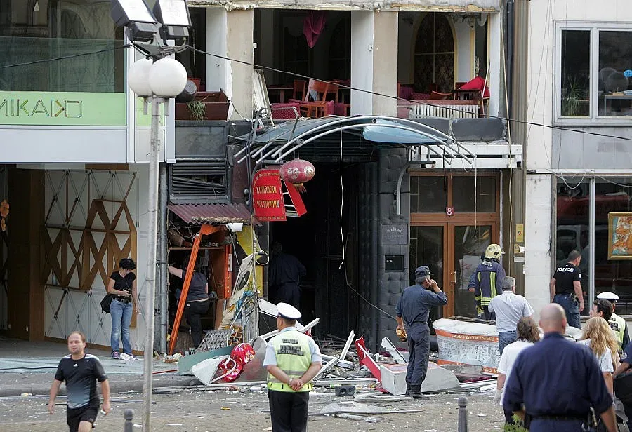 Оглеждат сградата след взрива в столичен ресторант