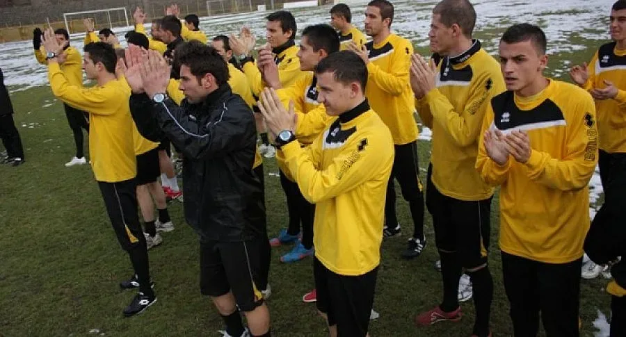 „Канарчетата” разгромиха Черноморец