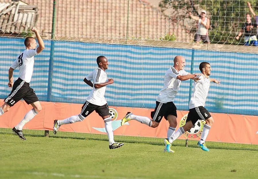 Афрото без обувки, дадоха му чужди