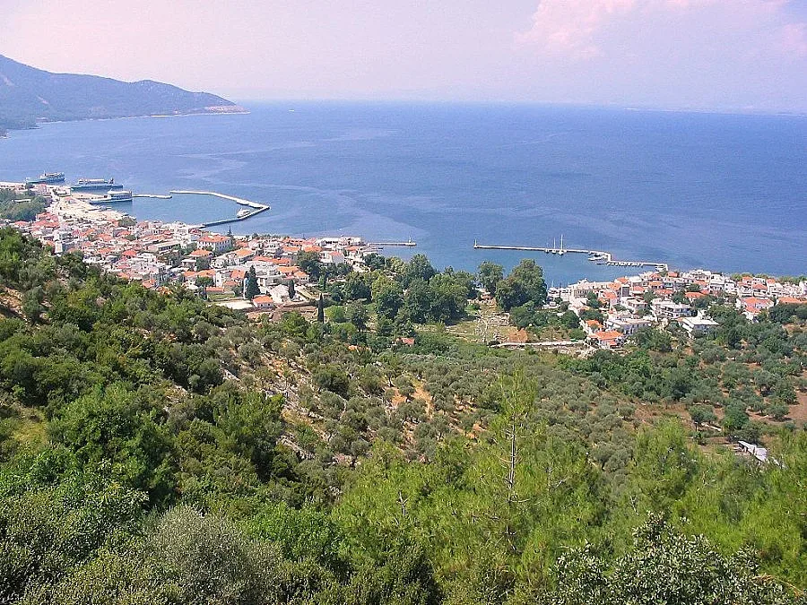 Пожари стряскат туристите на Тасос