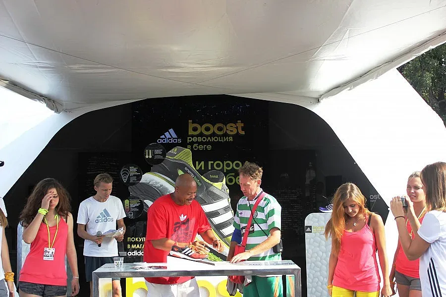 Янки забавляват московчани пред Ленин