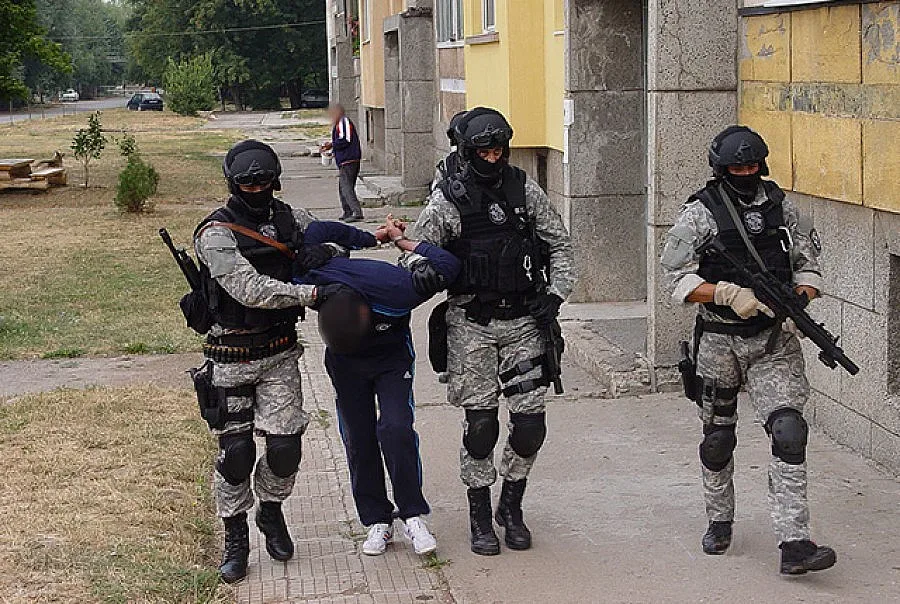 Полицаи издирват трупове в Перник