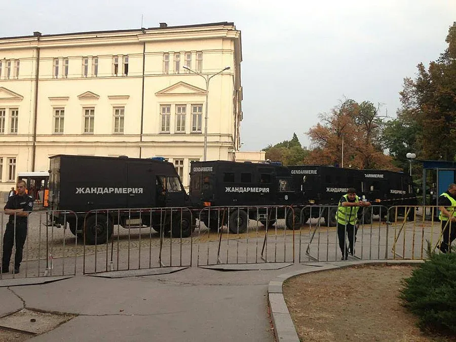 Депутати се спасяват по петима в кола