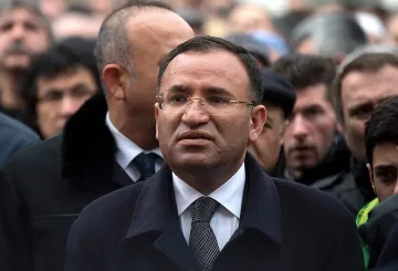 Протестиращи нападнаха турския вицепремиер