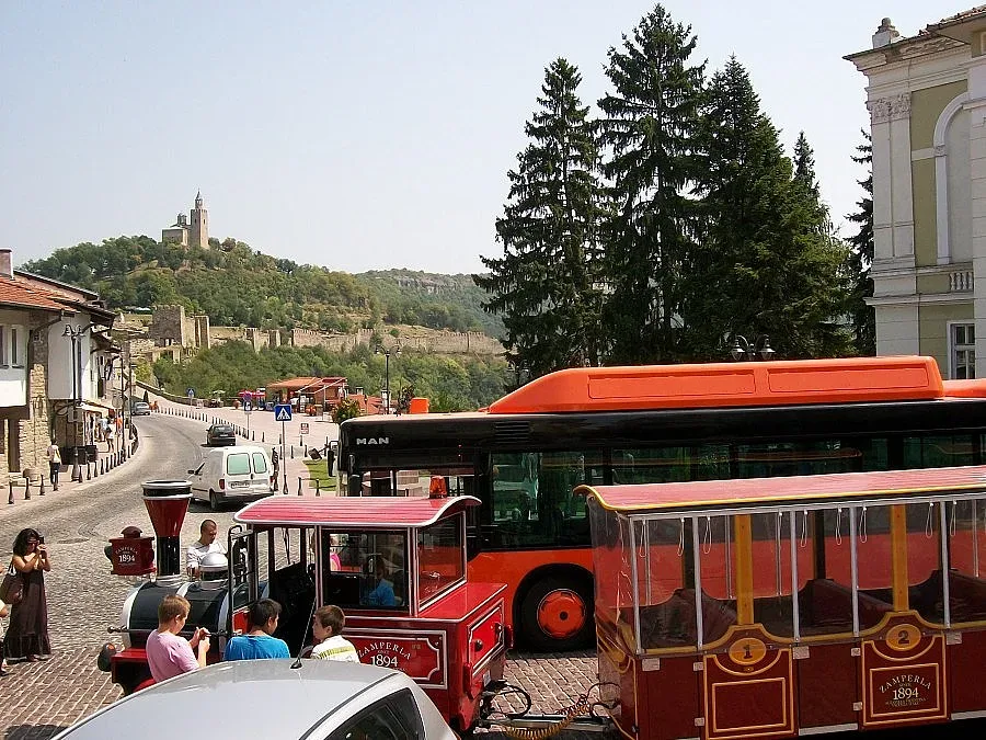 Туристи обикалят "Чудесата на България" в Търново с влакче