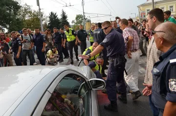 Депутатска кола прегази крака на полицай