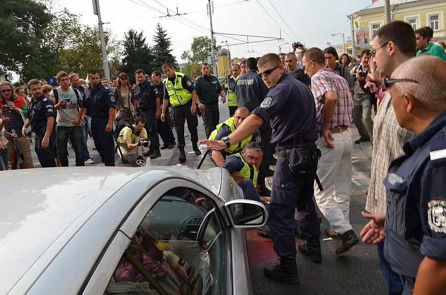 Депутатска кола прегази крака на полицай