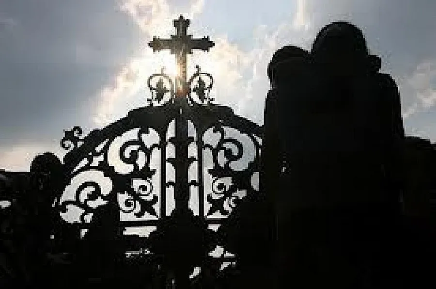 Пишат наново закона за храмовете