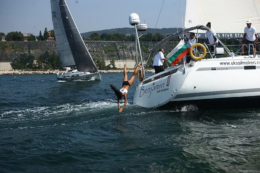 Секси волейболистки се хвърляха от яхти 