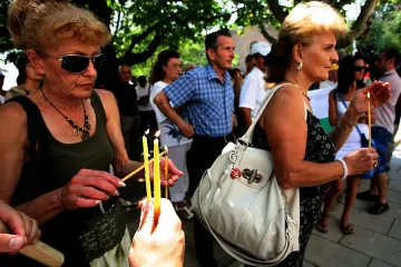 Контрапротест със свещи пред президентството