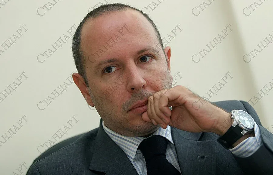 ДАИ продавала книжки на чужденци