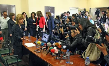 Учители работят за Ботев под строй