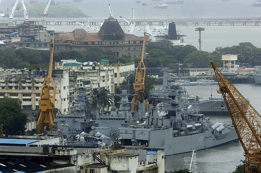 Подводница погреба 18 моряци в Индия