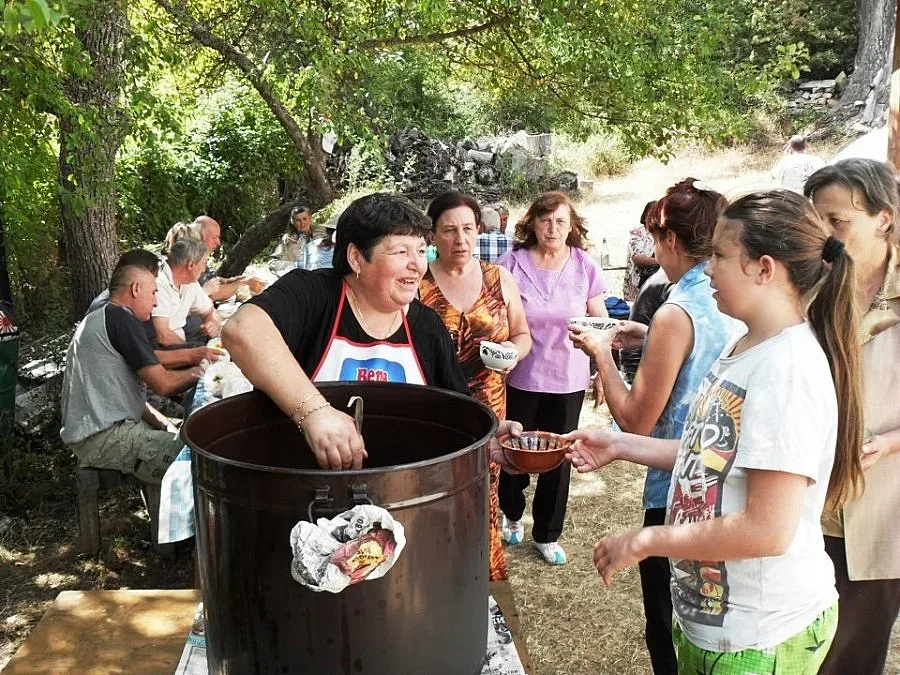 Палатки за Троеручица