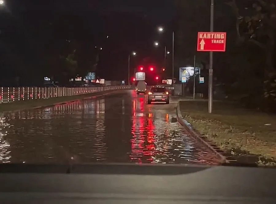 Мощна буря удари по морето! Варна е под вода