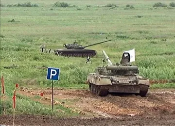 Русия проведе биатлон с танкове