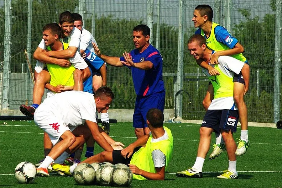 Треньор от Атлетико Мадрид тренира с юношите на Черноморец