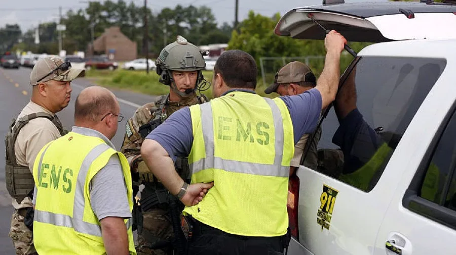 Американец взе трима заложници в банка