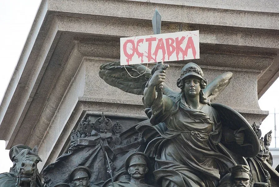 Улицата се готви да затвори парламента