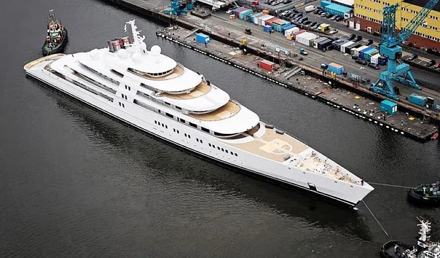 Яхта на шейх би яхтата на Абрамович