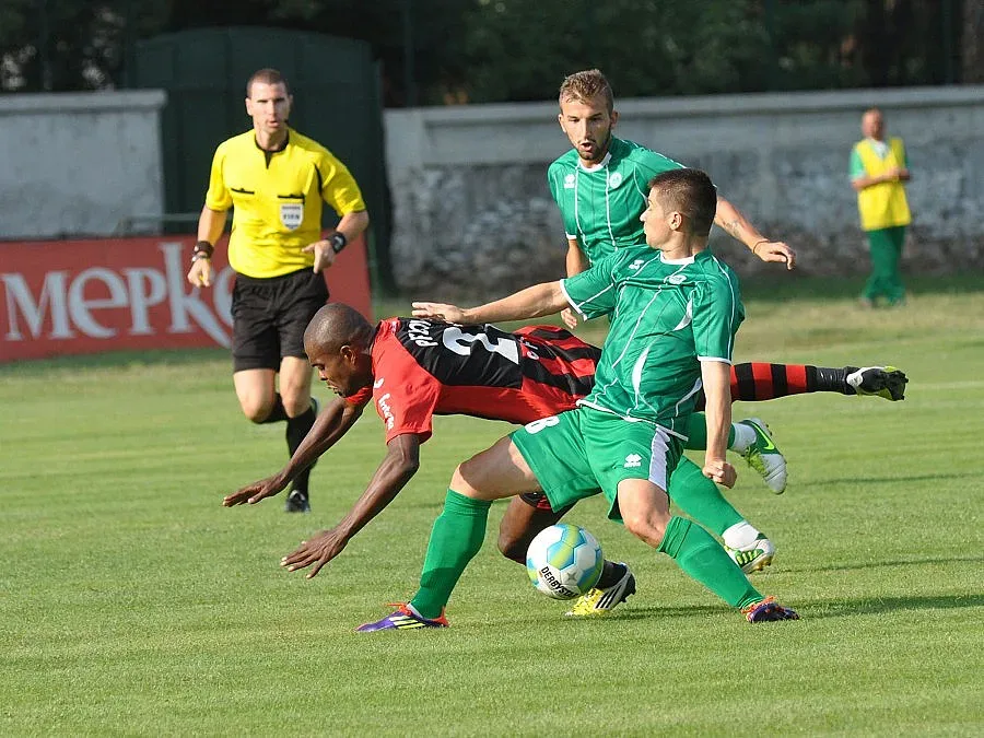 Врагове в парламента, ортаци във футбола