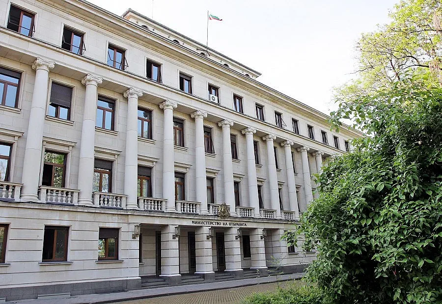 Армията търси шефове на две дирекции