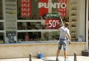 Цените на храни и облекло спадат и през юли