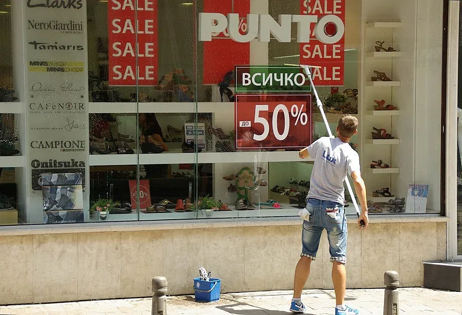 Цените на храни и облекло спадат и през юли