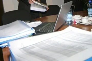 Родни фирми се спасяват в чужбина