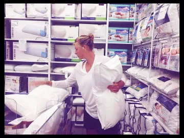 Наша Маша купува възглавница на Гришо 