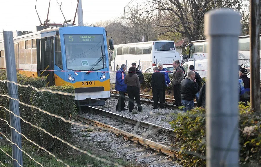 Тежка авария спря тока на част от София, блокира тролеи и трамваи