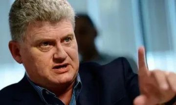 Бащата на Сноудън получи виза за Москва